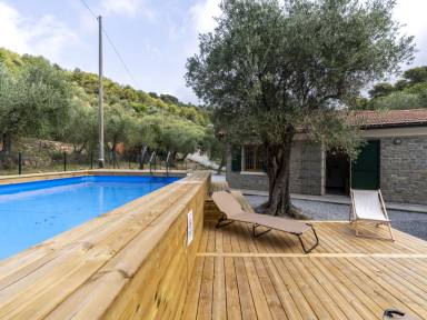 120 qm Ferienhaus mit Pool für 8 Gäste mit Hund in Cervo, Ligurien