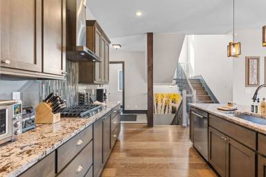 372 m² House
