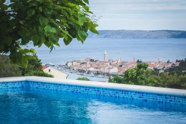 Ferienwohnung mit Pool, Terrasse und Garten | Meerblick