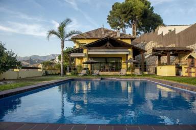 Villa with private pool, terrace & barbecue