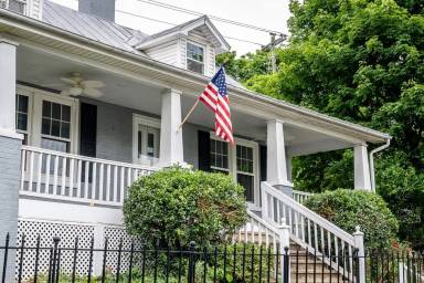 House Toms Brook