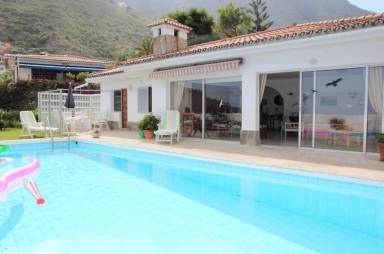Spacious house with terrace, barbecue & pool