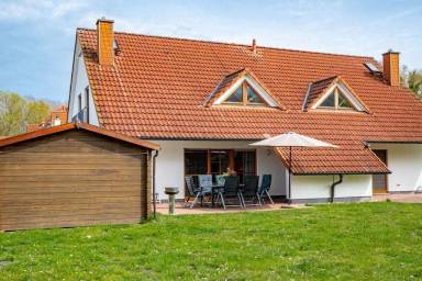 Ferienhaus mit Pool, Garten und Terrasse
