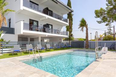 Appartamento totalmente attrezzato con terrazza e piscina