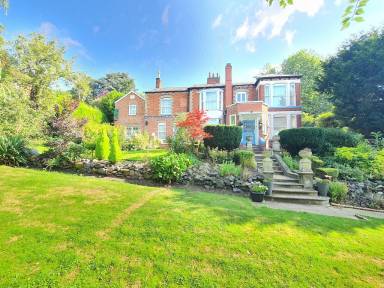 Family-oriented beautiful holiday home with hot tub, barbeque & garden | Good for workation