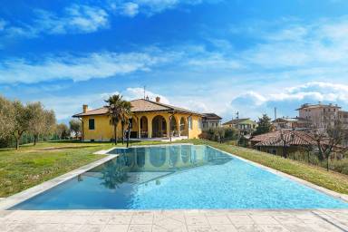 House with garden, terrace & private pool | Lake view