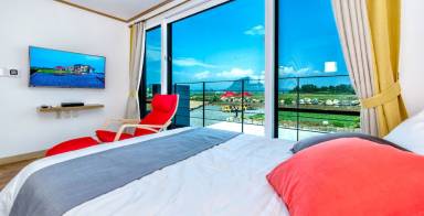 Aparthotel con terraza, barbacoa y jardín | Vistas a la montaña