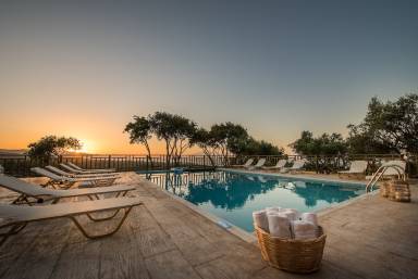 Villa avec barbecue, terrasse et piscine