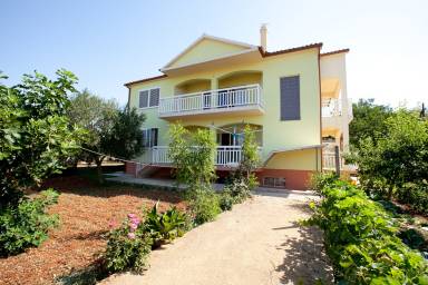 Ferienwohnung in Bibinje mit Gemeinsamem Garten