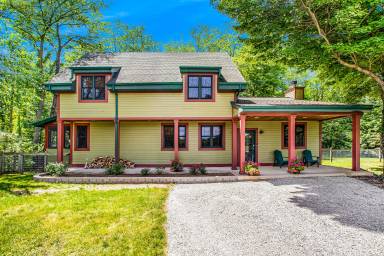 Cottage  Three Oaks