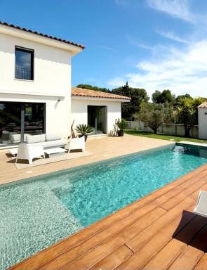 Villa avec piscine privée, terrasse et jardin