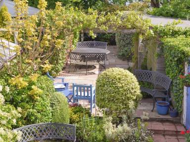Lovely cottage with BBQ & garden