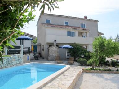 Ferienhaus mit Grill, Terrasse und Pool für 4 Gäste mit Hund in Ližnjan, Istrien