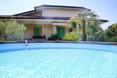 Ferienhaus mit Garten und Pool nahe zum Meer für 6 Gäste mit Hund in Lido di Camaiore, Toskana