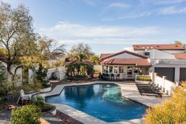 587 m² House