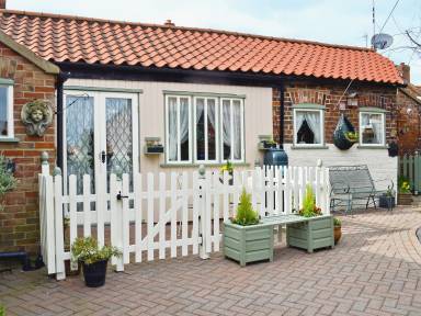 Family-oriented cottage with garden | River view