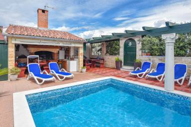 Ferienwohnung mit Pool und Grill