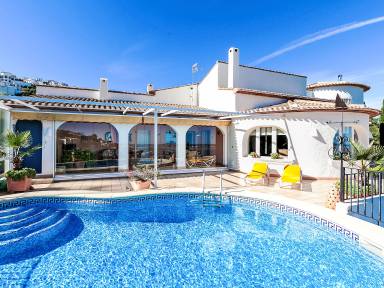 Casa vacacional totalmente equipada con terraza, barbacoa y jardín | Vistas al mar