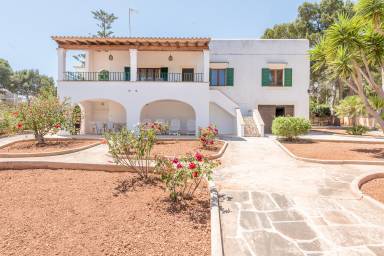 Villa con terraza, jardín y barbacoa