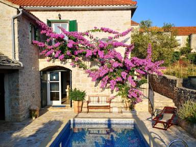 Neu renovierte dalmatinische Steinvilla mit 3 Schlafzimmern und Pool für 6-8 Gäste