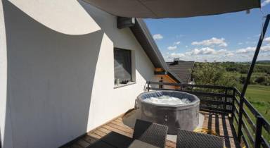 Wohnung mit Garten, Pool und Whirlpool