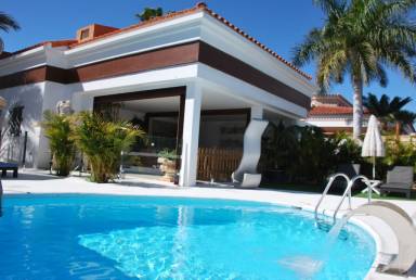 Charming holiday apartment with jacuzzi, pool & terrace
