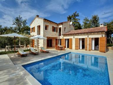 Ferienhaus in Karigador mit Terrasse, Whirlpool und Garten