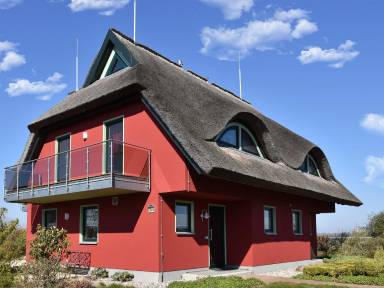 Traumhaftes Reetdach gedecktes Ferienhaus mit Blick auf den Breetzer Bodden bis Hiddensee