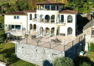 Mediterrane Villa mit Indoorpool und Traumblick
