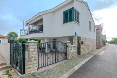 120 m² House