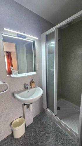 Chambre type hotel avec Salle de bain privee — photo 3
