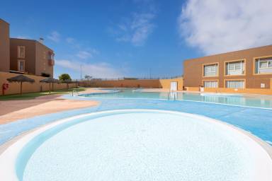 Apartamento con terraza y piscina | En la playa
