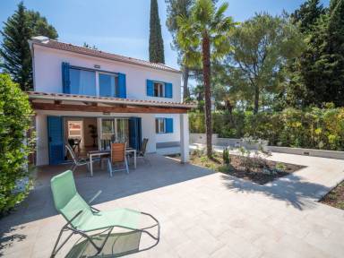 85 qm Ferienhaus mit Terrasse, Garten für 4 Gäste mit Hund in Njivice, Omišalj, Insel Krk