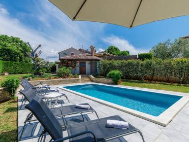 Ferienhaus mit Grill, privatem Pool und Garten
