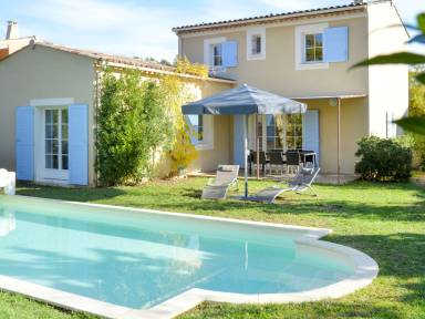115 qm Ferienhaus mit Pool für 8 Gäste mit Hund in Saint-Saturnin-lès-Apt, Vaucluse, Luberon