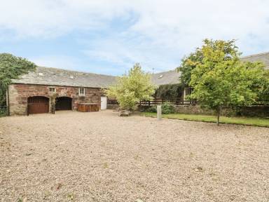 Holiday home with hot tub, barbecue & garden