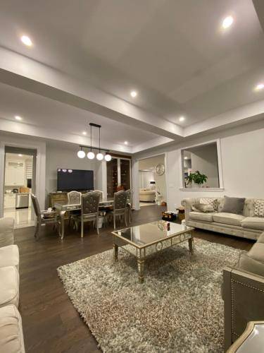 B Queen bedroom near Yonge Finch Willowdale Grand Residence