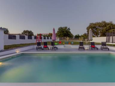 Ferienhaus mit Terrasse, Grill und privatem Pool