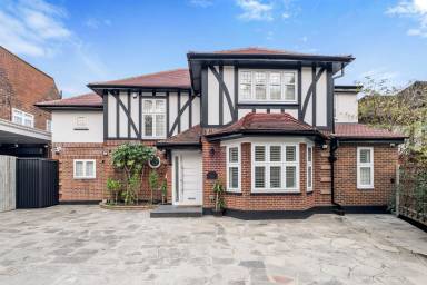 Child-friendly holiday home with garden & BBQ