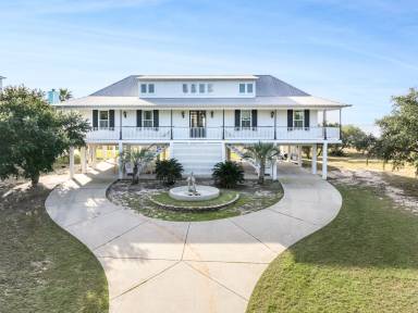 242 m² House
