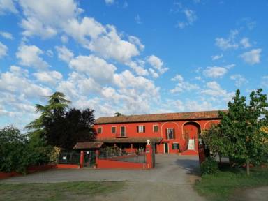 Un appartamento vacanze a Moncalvo, sulle verdi colline del Monferrato - HomeToGo