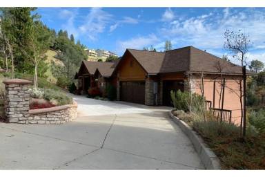 House Hathaway Pines