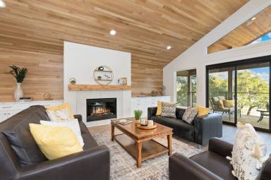 330 m² House