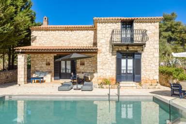 Villa avec jardin, barbecue et piscine