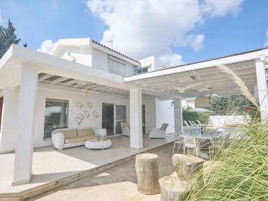 Fully equipped nice house with terrace, garden & private pool