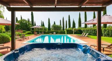 Familienfreundliches charmantes Ferienhaus mit Terrasse, Garten und Pool