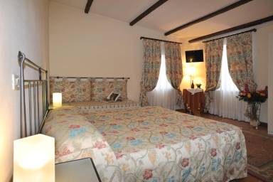 AGRITURISMO IL BORGHETTO (CAMERE CON BAGNO - RISTORANTE DEDICATO - EVENTI E CERIMONIE): Camera quadrupla, letto matrimoniale e due letti singoli