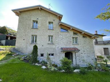 Ferienhaus mit Pool und Garten