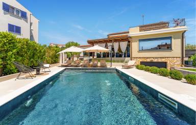 378 m² House