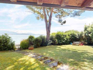 150 qm Ferienhaus, Strand in der Nähe, für 6 Gäste mit Hund in Villaggio Sanghen, Gardasee